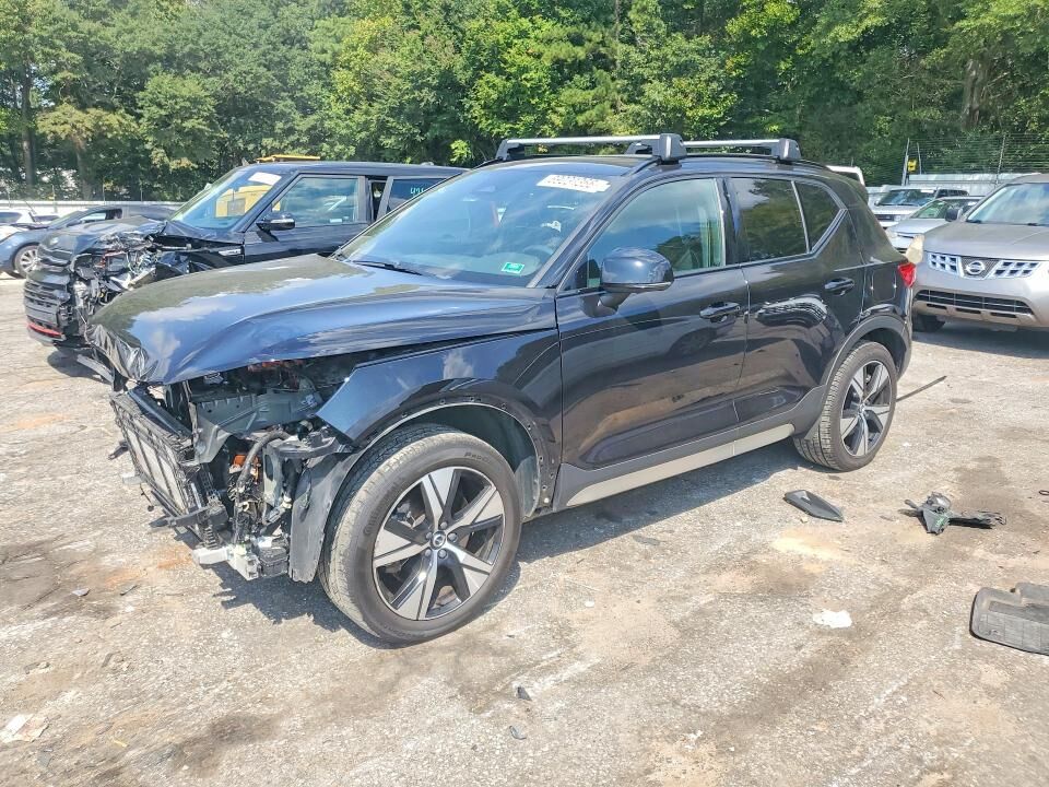2021 VOLVO XC40