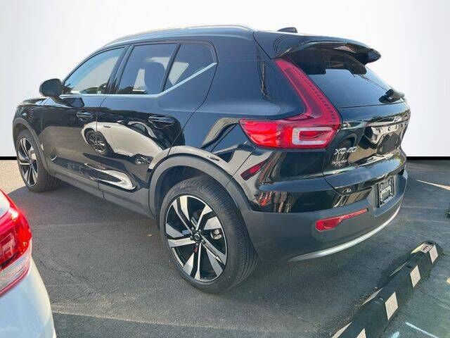 2023 VOLVO XC40
