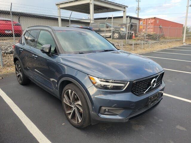 2022 VOLVO XC40