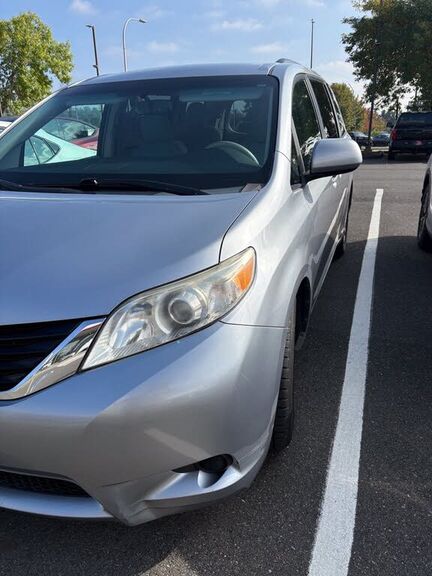 2011 TOYOTA Sienna
