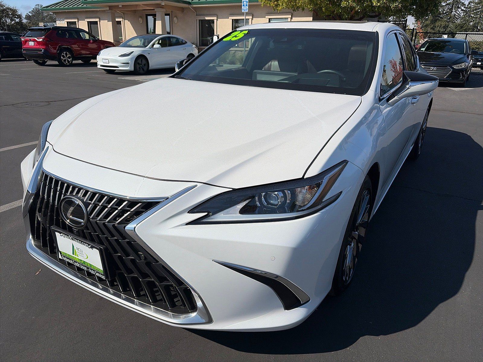 2025 LEXUS ES