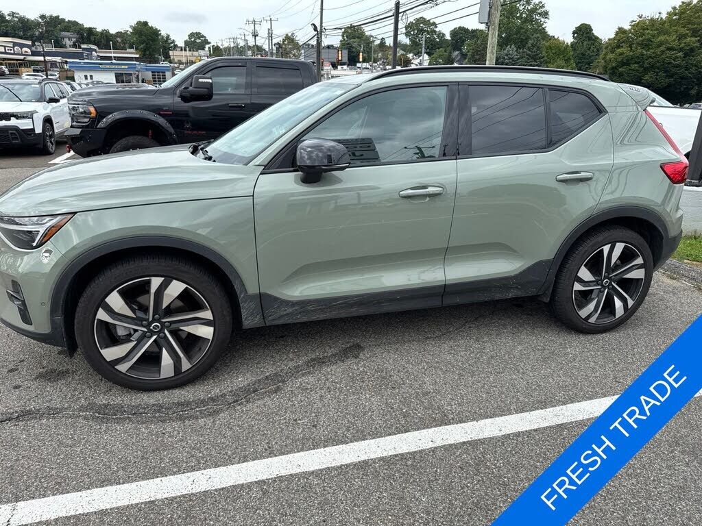 2025 VOLVO XC40