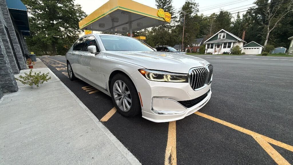 2022 BMW 740i