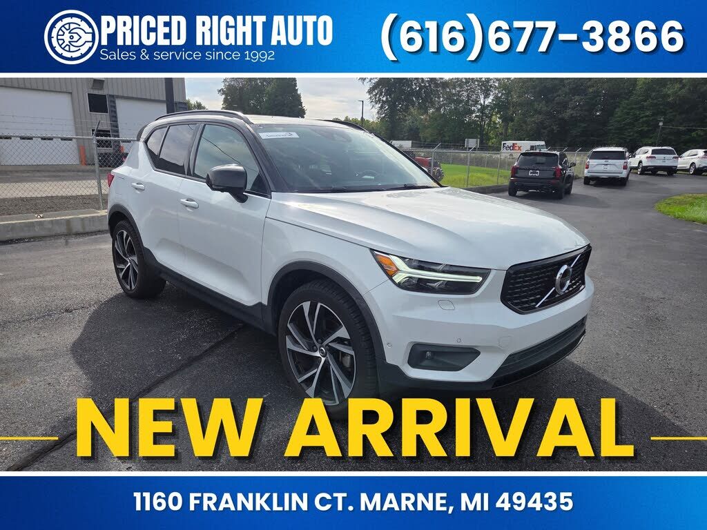 2021 VOLVO XC40