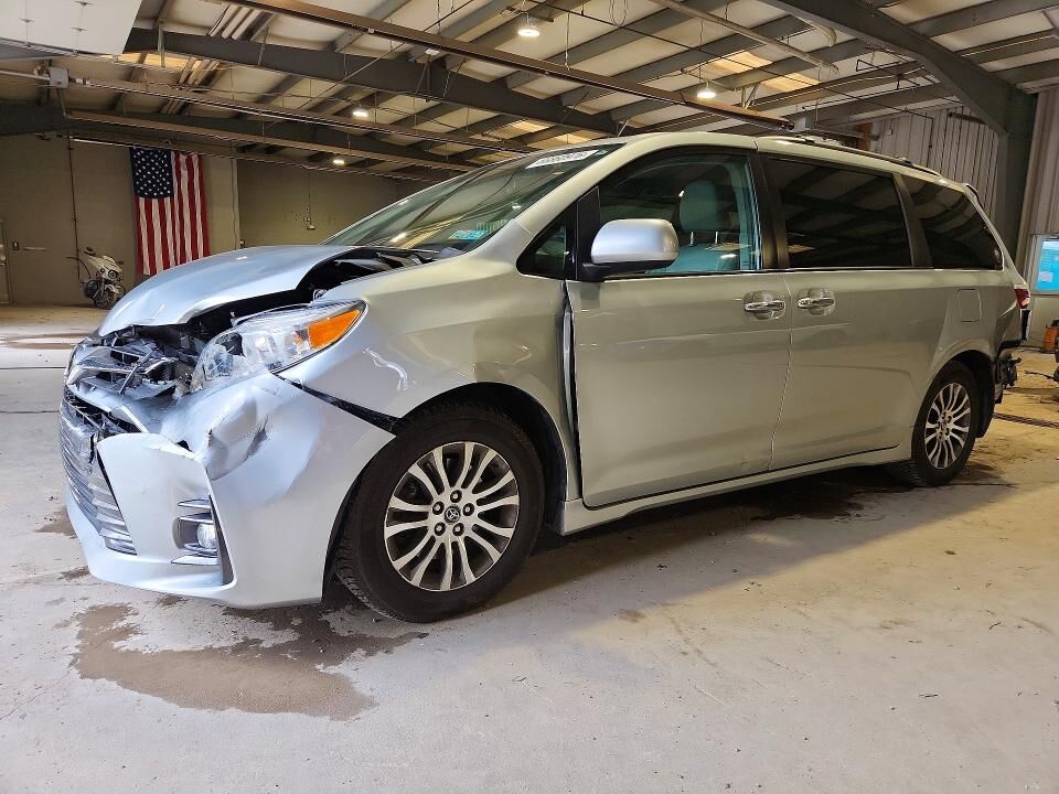 2019 TOYOTA Sienna