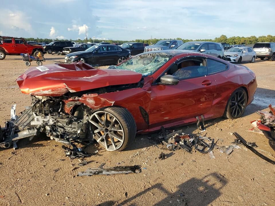 2022 BMW M8