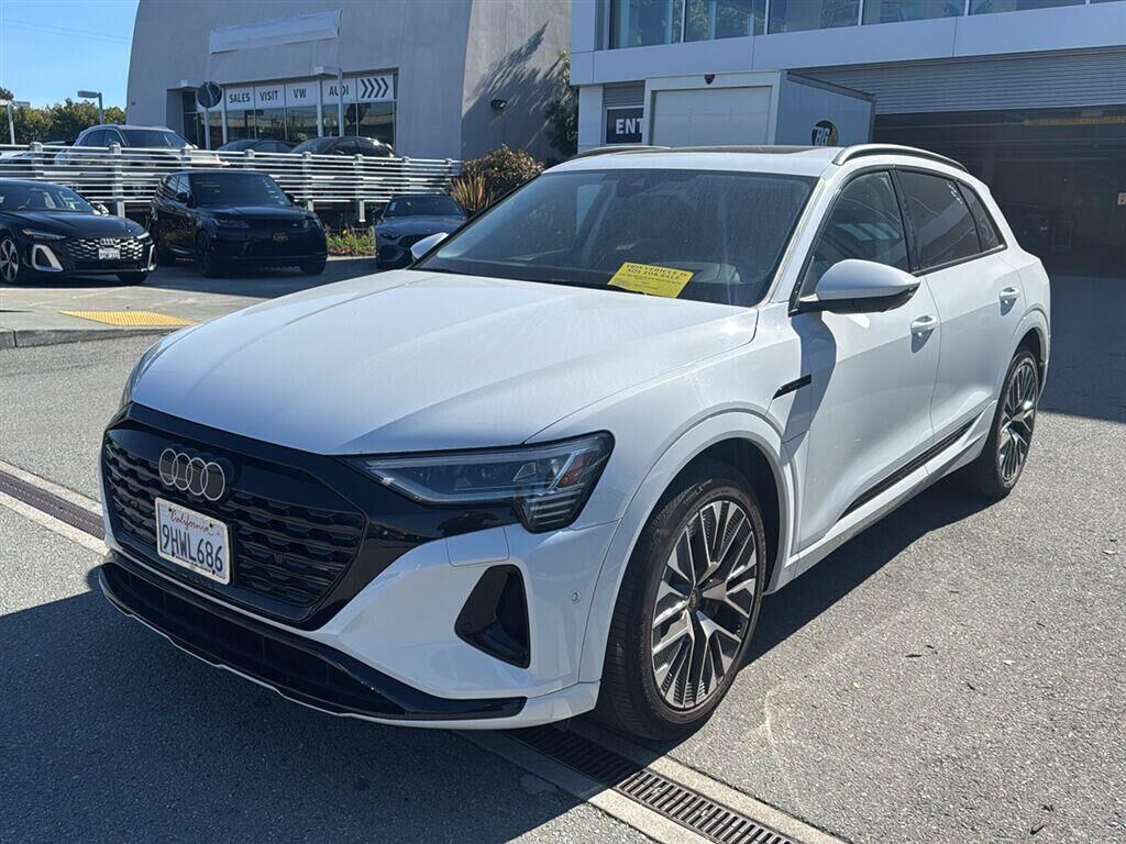 2024 AUDI Q8