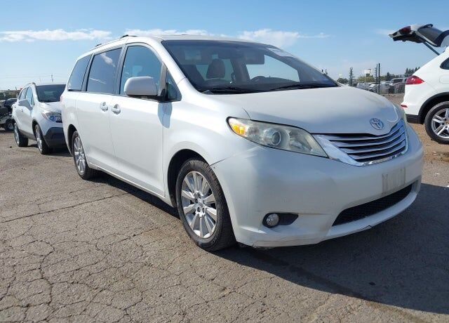 2011 TOYOTA Sienna