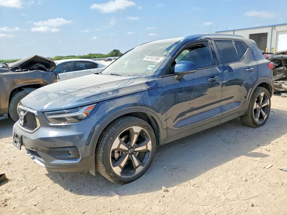 2021 VOLVO XC40