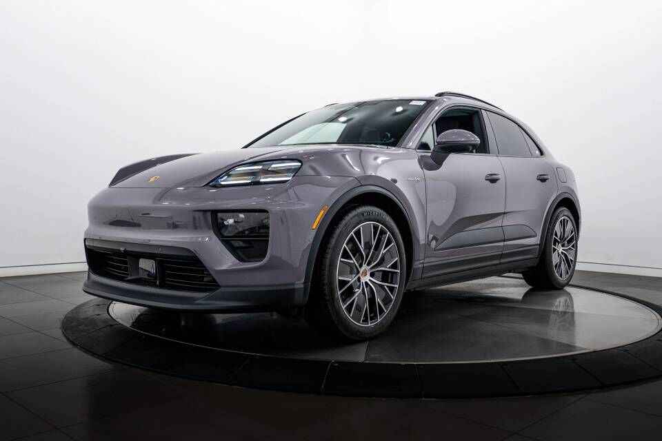 2026 PORSCHE Macan