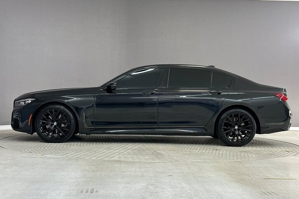 2022 BMW 740i