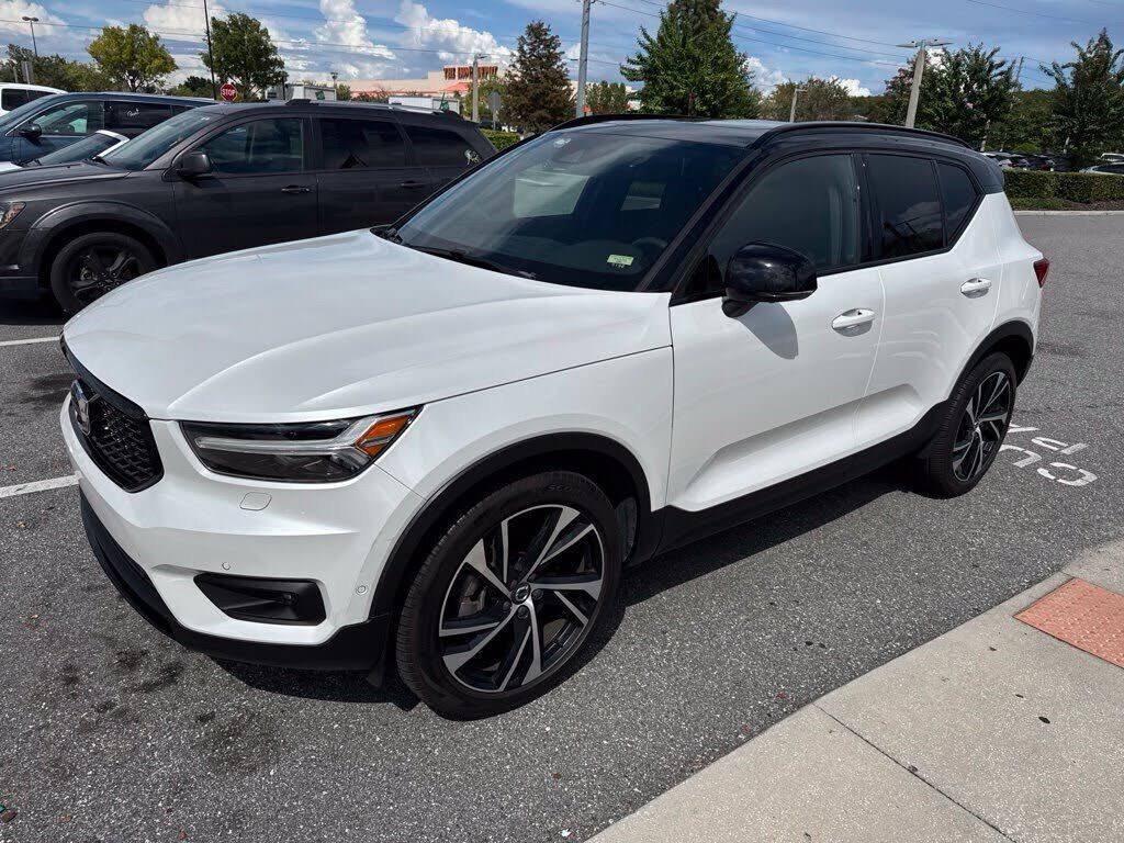 2021 VOLVO XC40