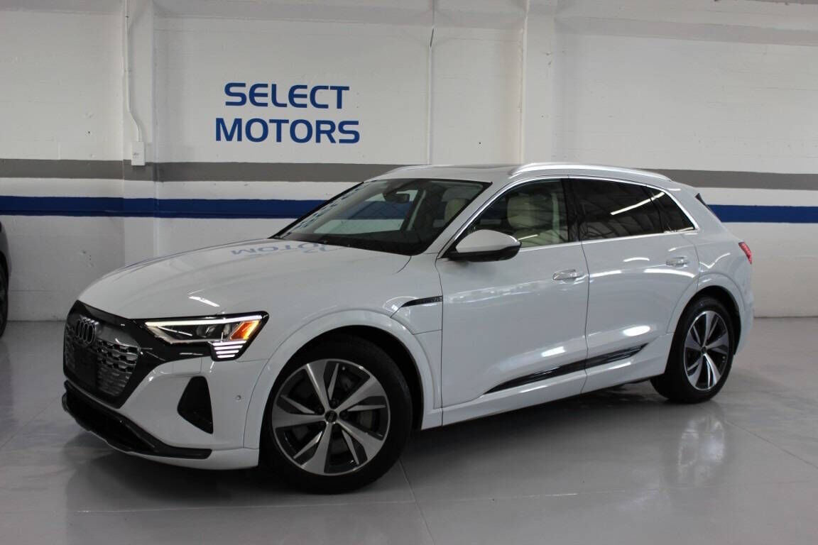2024 AUDI Q8