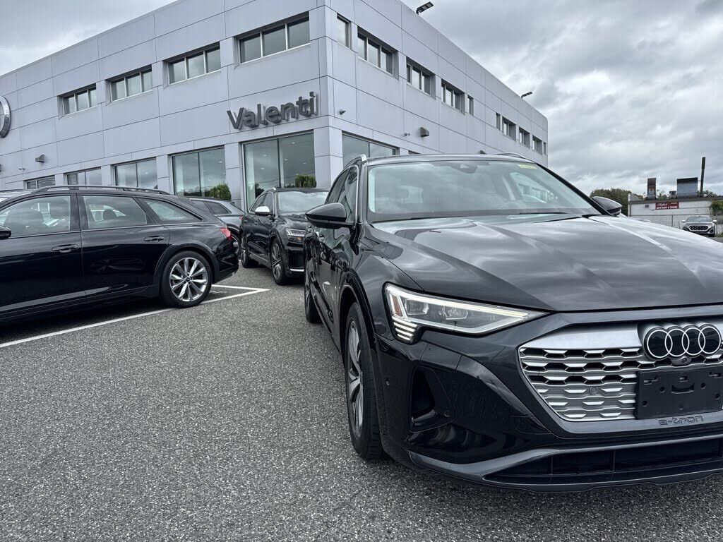 2024 AUDI Q8