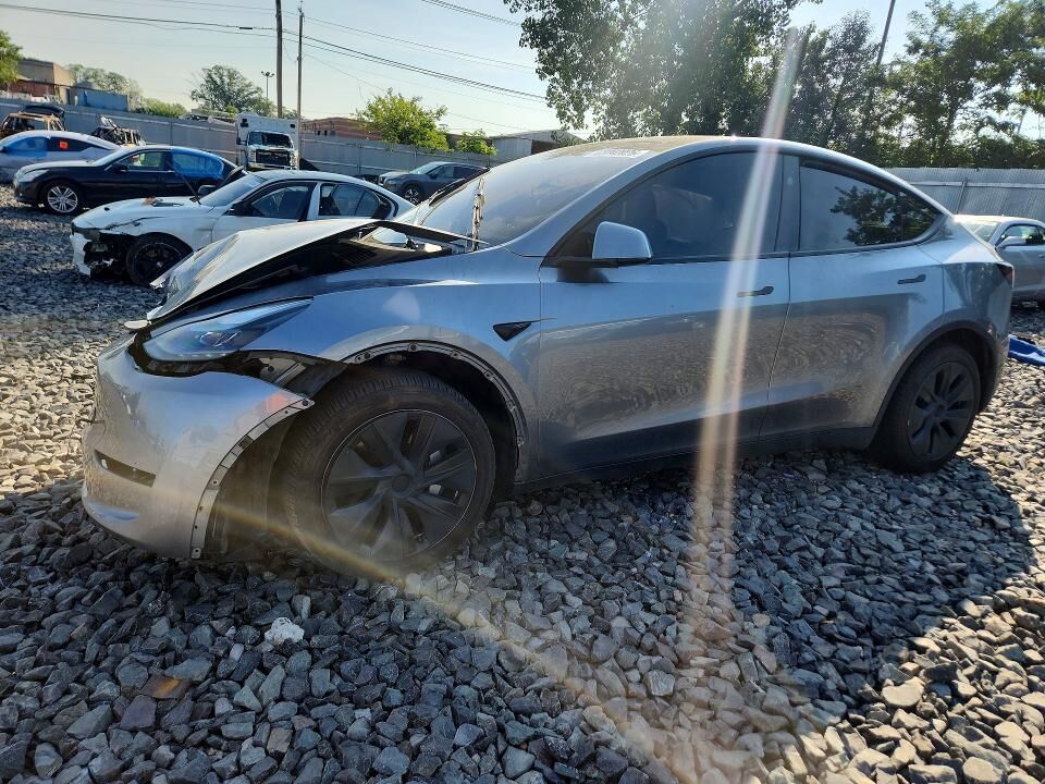 2025 TESLA Model Y