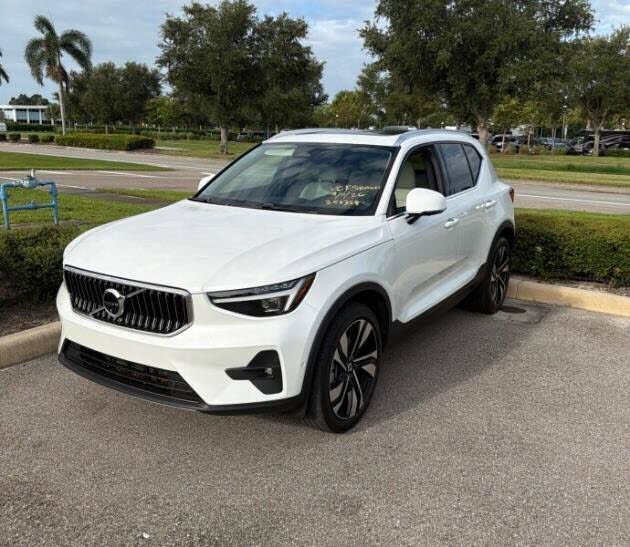 2024 VOLVO XC40