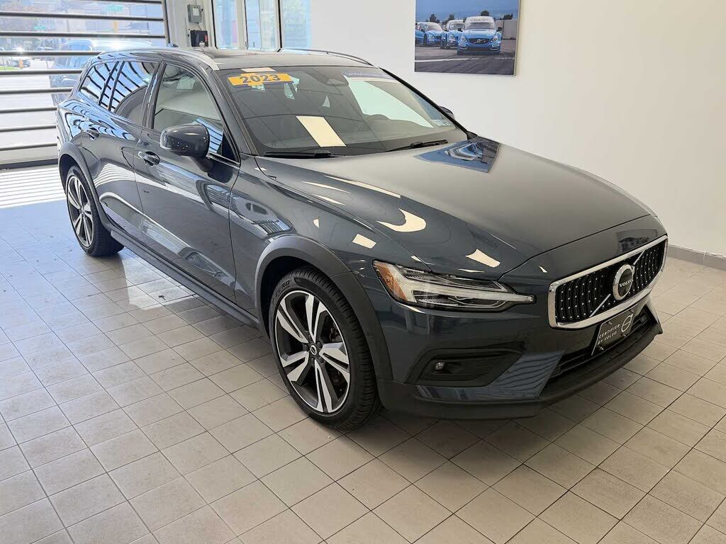 2023 VOLVO V60CC