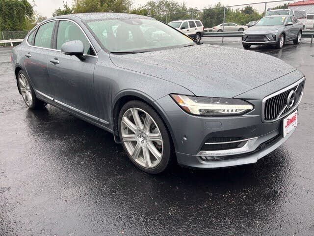 2017 VOLVO S90