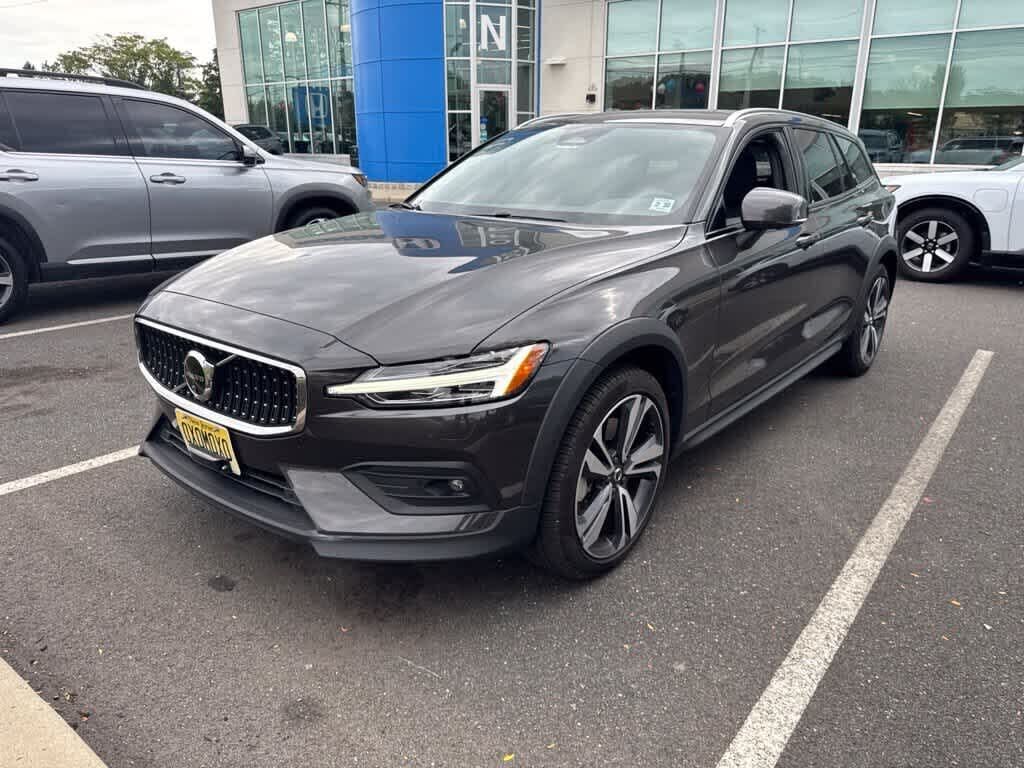 2025 VOLVO V60CC