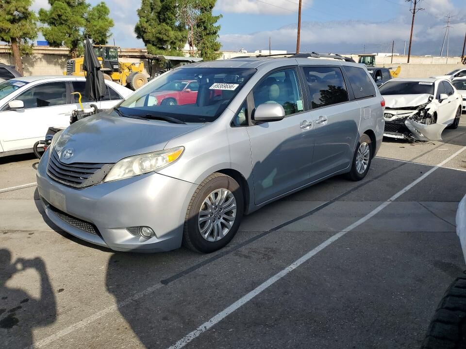 2014 TOYOTA Sienna