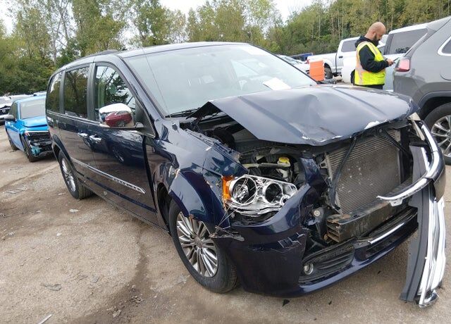 2014 CHRYSLER Town and Country