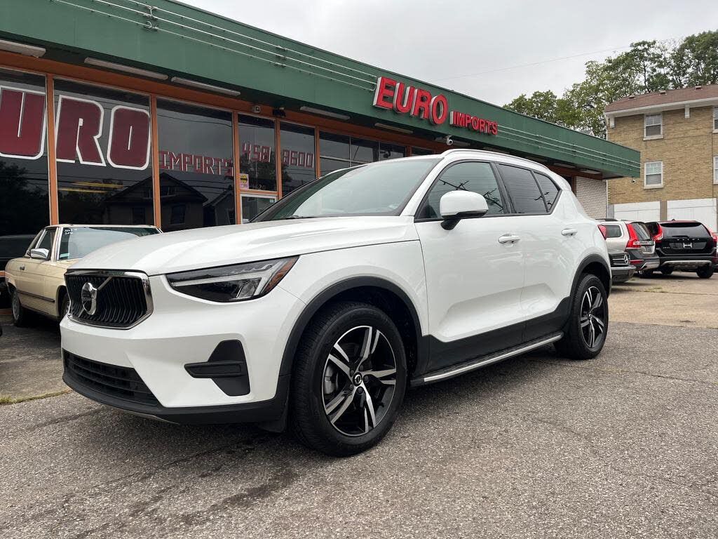 2023 VOLVO XC40