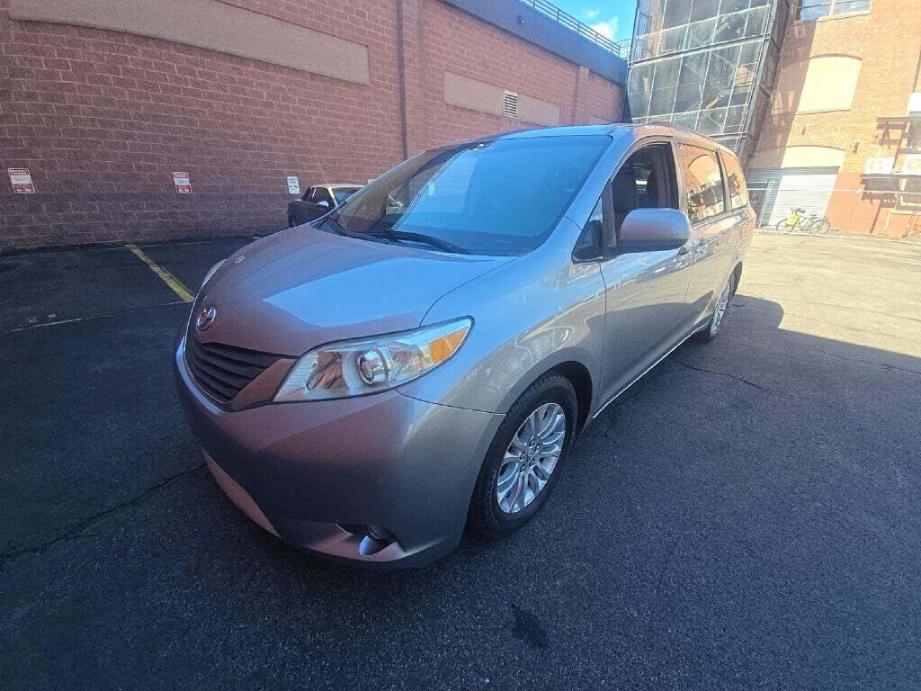 2011 TOYOTA Sienna