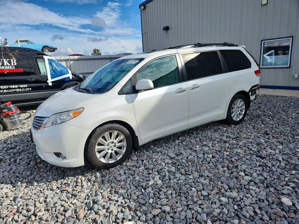 2011 TOYOTA Sienna