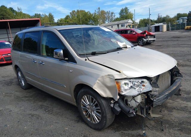 2014 CHRYSLER Town and Country