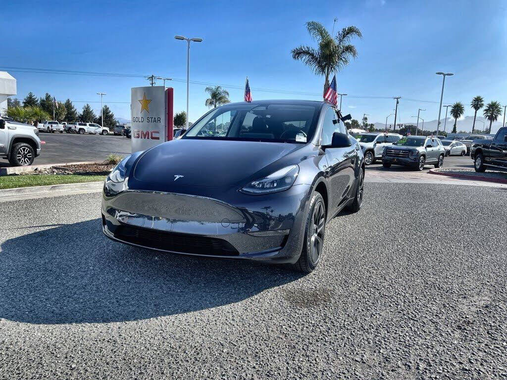 2025 TESLA Model Y