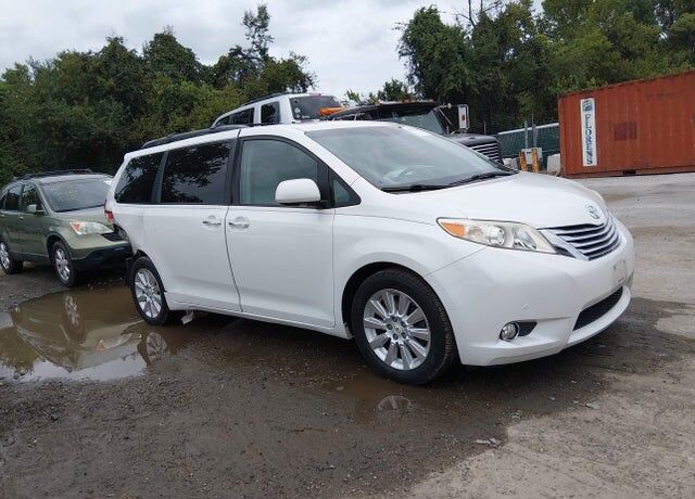 2011 TOYOTA Sienna