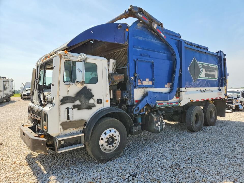2013 MACK MRU