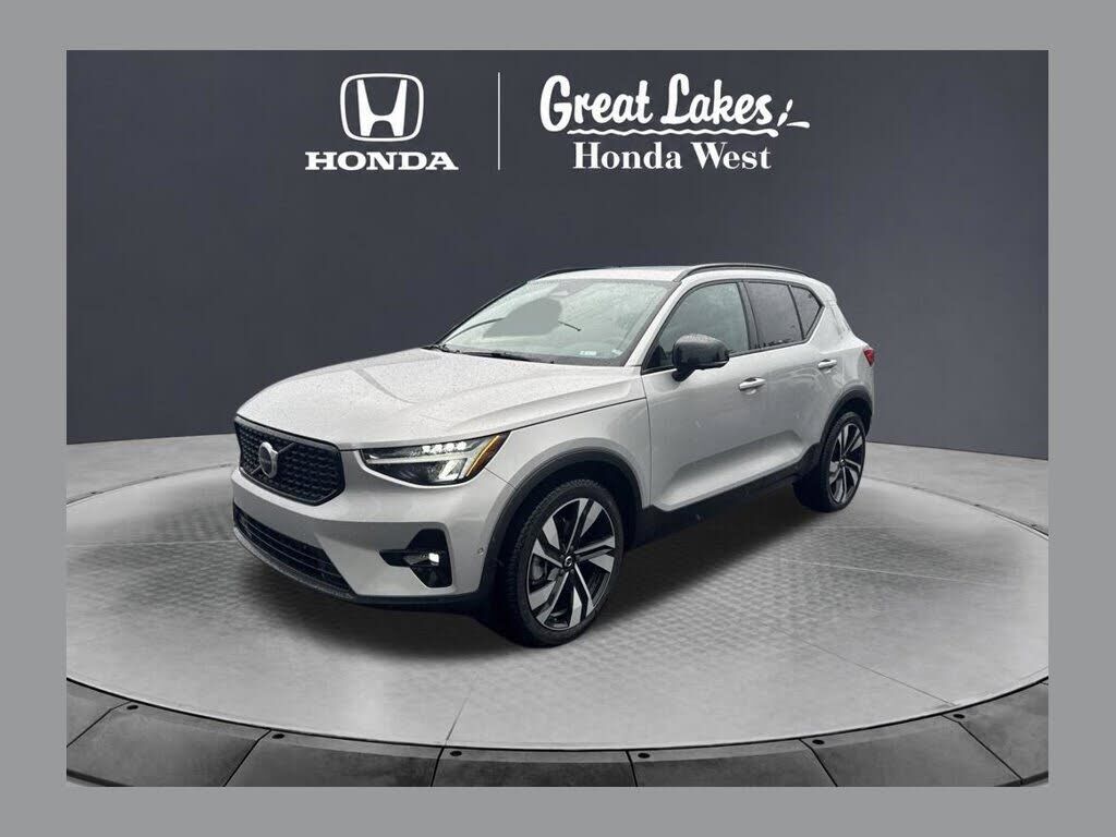 2023 VOLVO XC40