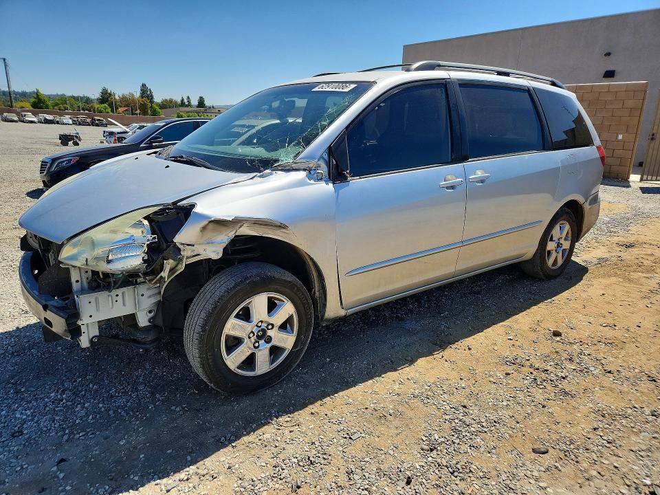 2004 TOYOTA Sienna