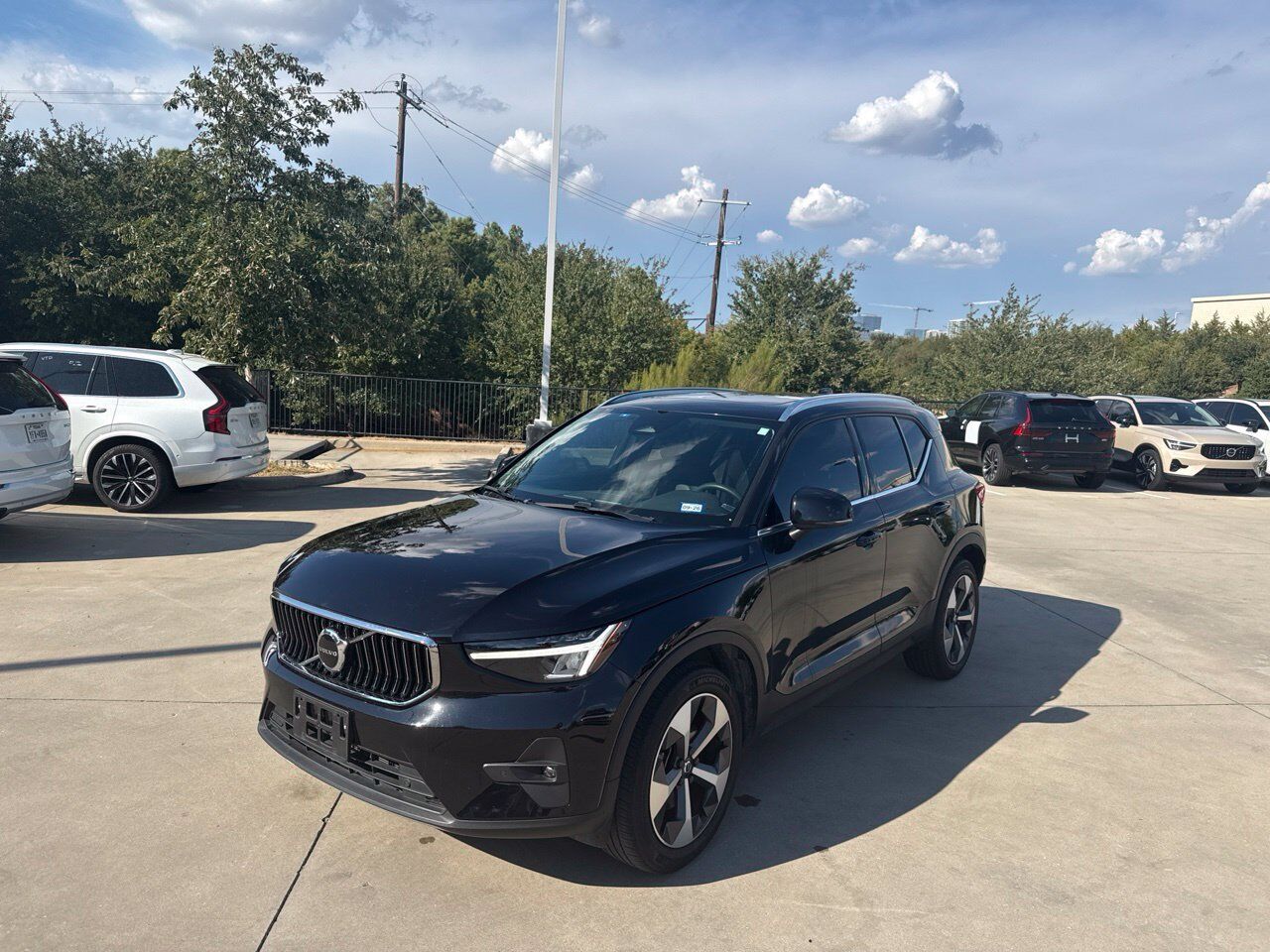 2023 VOLVO XC40