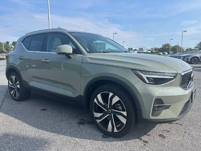 2024 VOLVO XC40