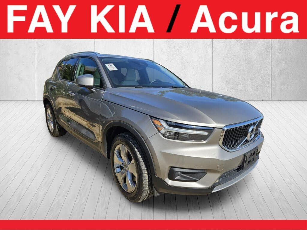 2022 VOLVO XC40