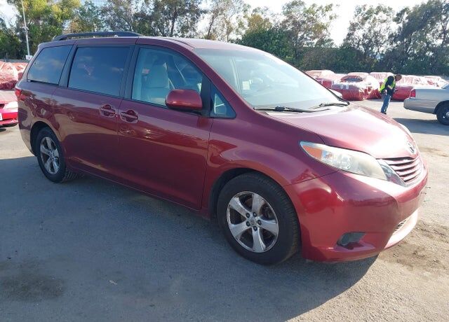 2017 TOYOTA Sienna
