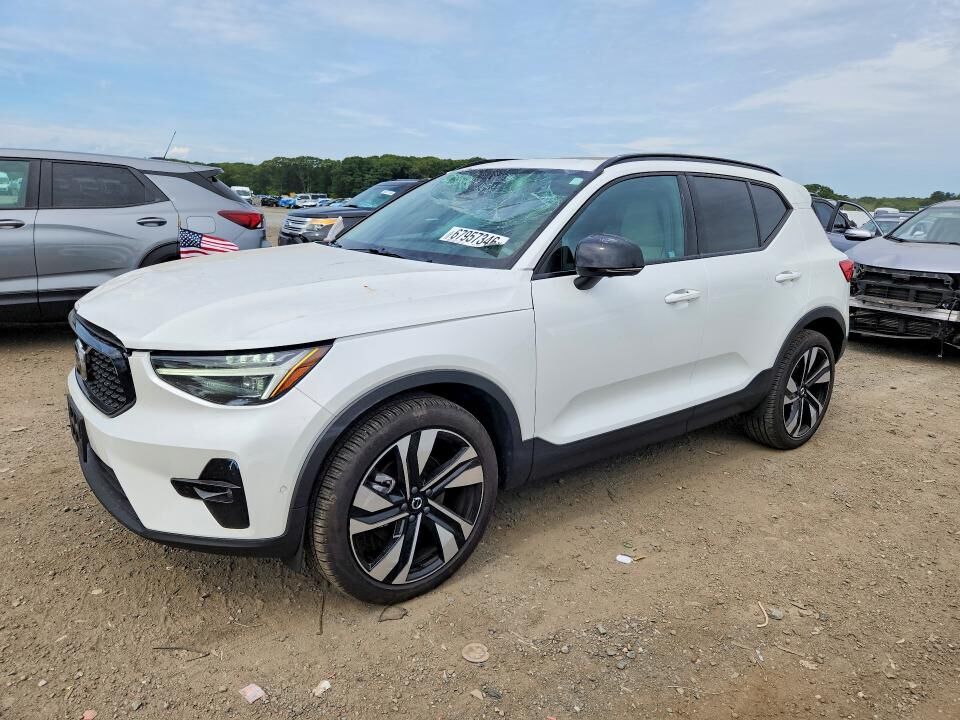 2025 VOLVO XC40