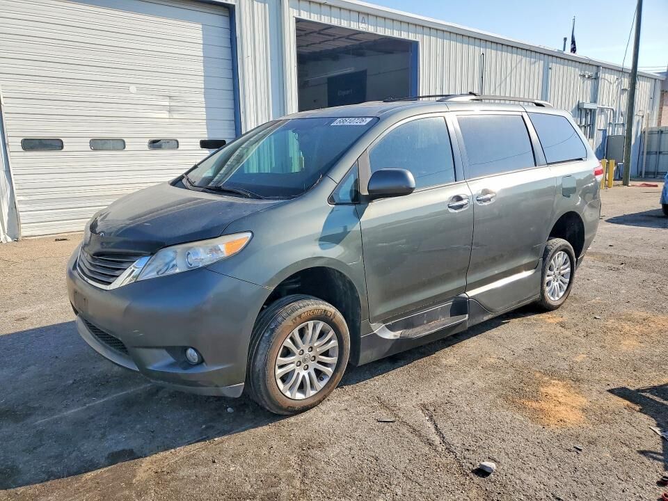 2013 TOYOTA Sienna