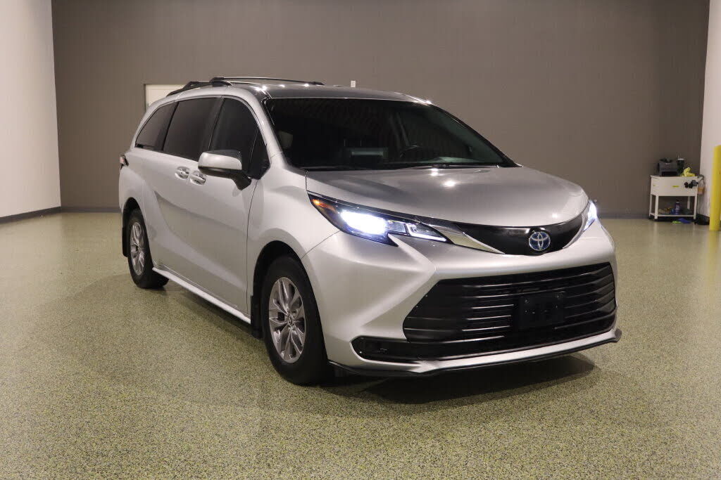 2024 TOYOTA Sienna