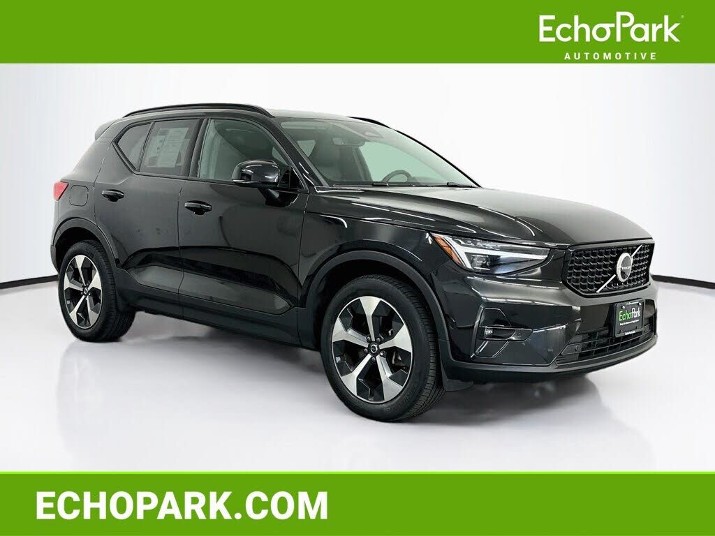 2026 VOLVO XC40