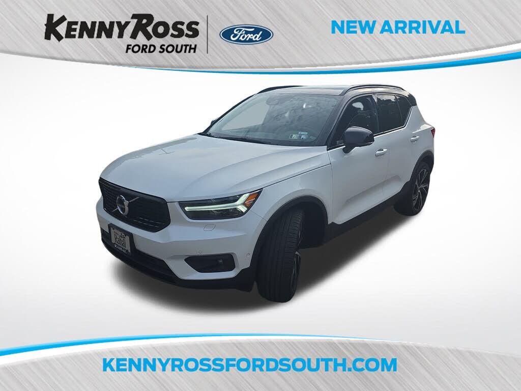 2022 VOLVO XC40