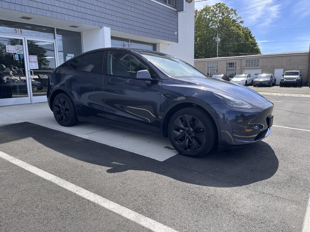 2025 TESLA Model Y