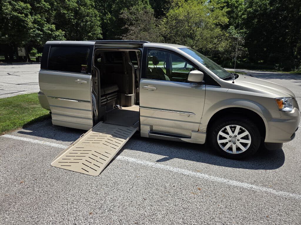 2013 CHRYSLER Town and Country