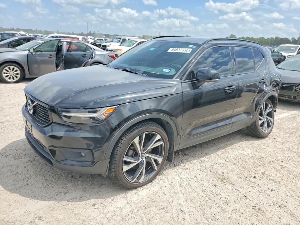 2021 VOLVO XC40
