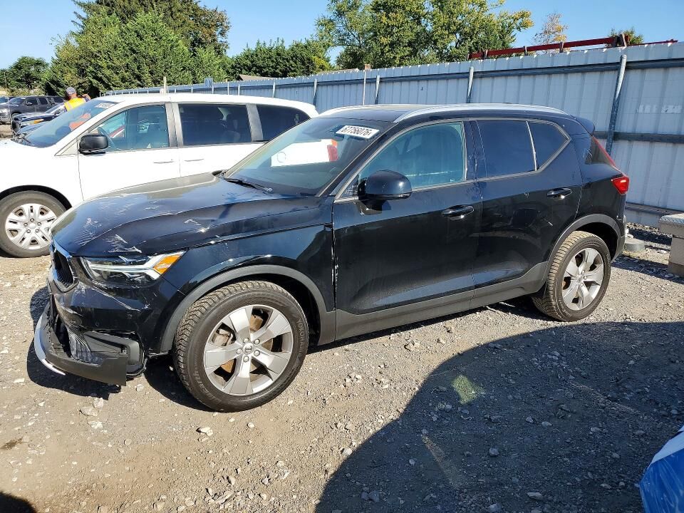 2021 VOLVO XC40