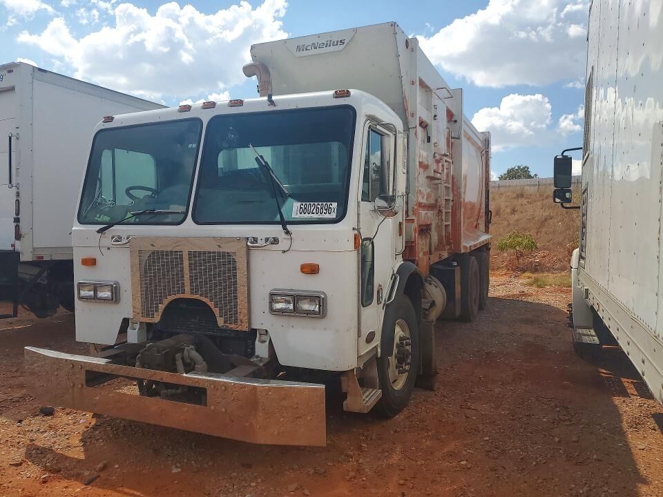 2011 PETERBILT 320