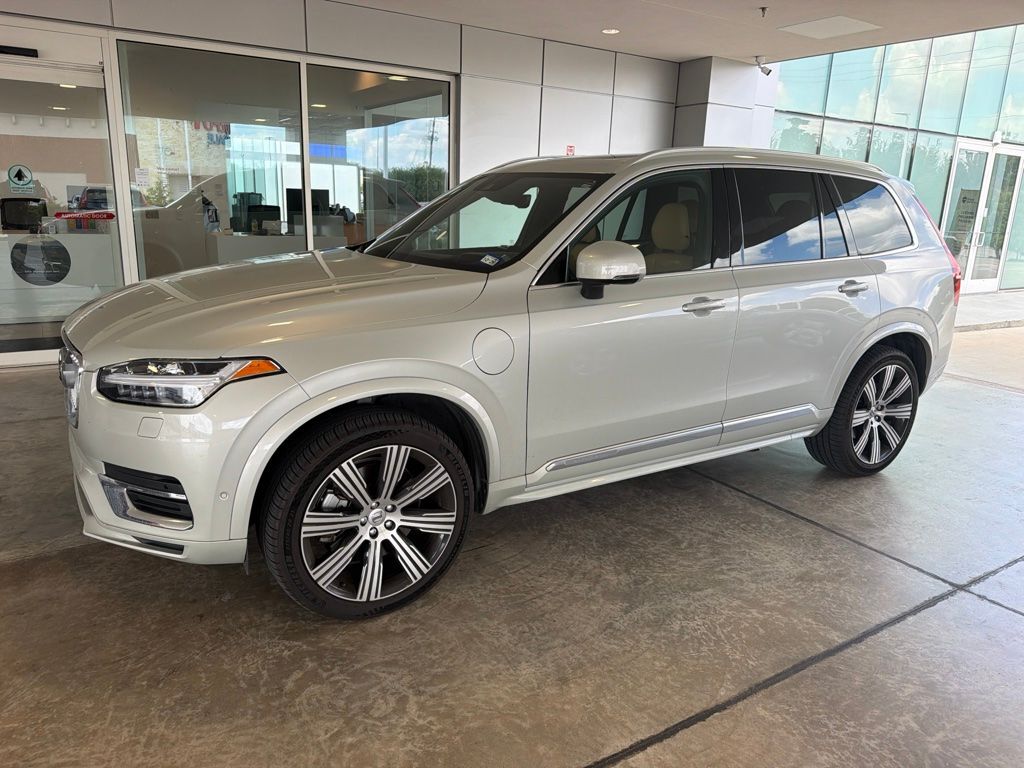 2022 VOLVO XC90