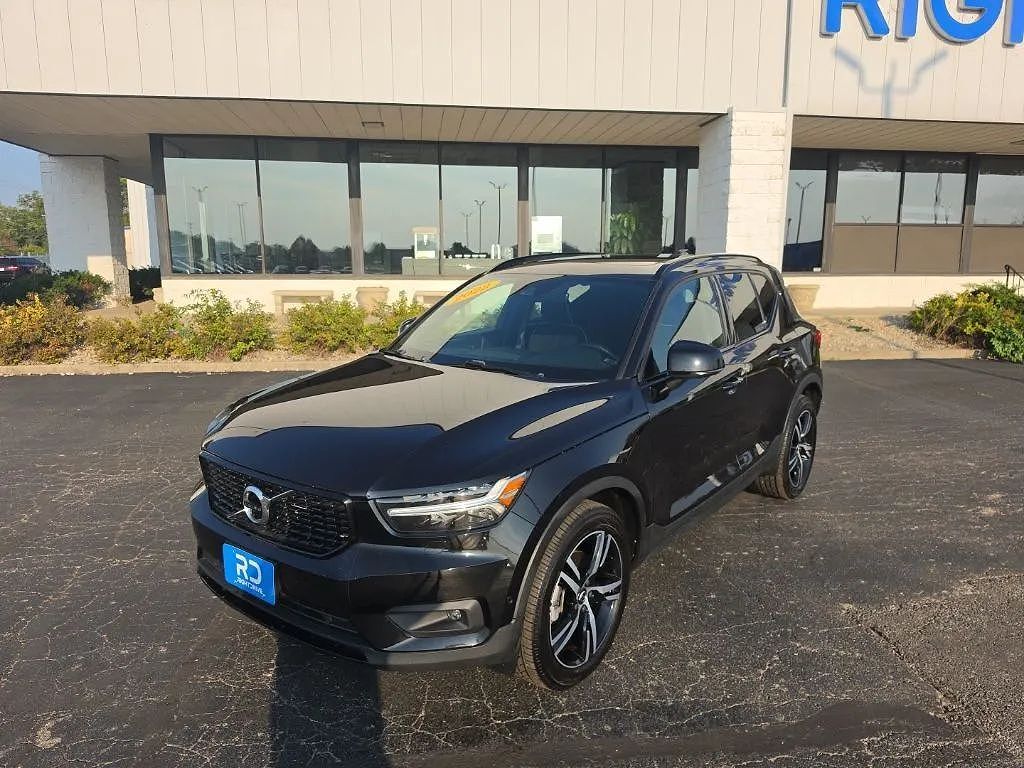 2022 VOLVO XC40